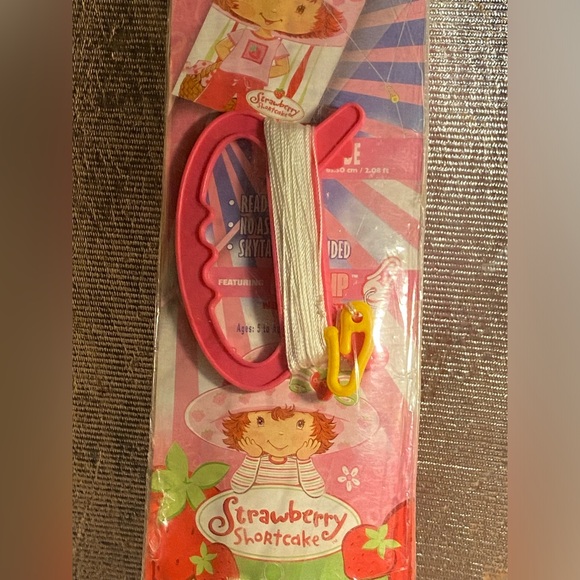 LAST CHANCE 🔥 Vintage SkySled 2003 Strawberry Shortcake Kite Original Packaging - Picture 10 of 11